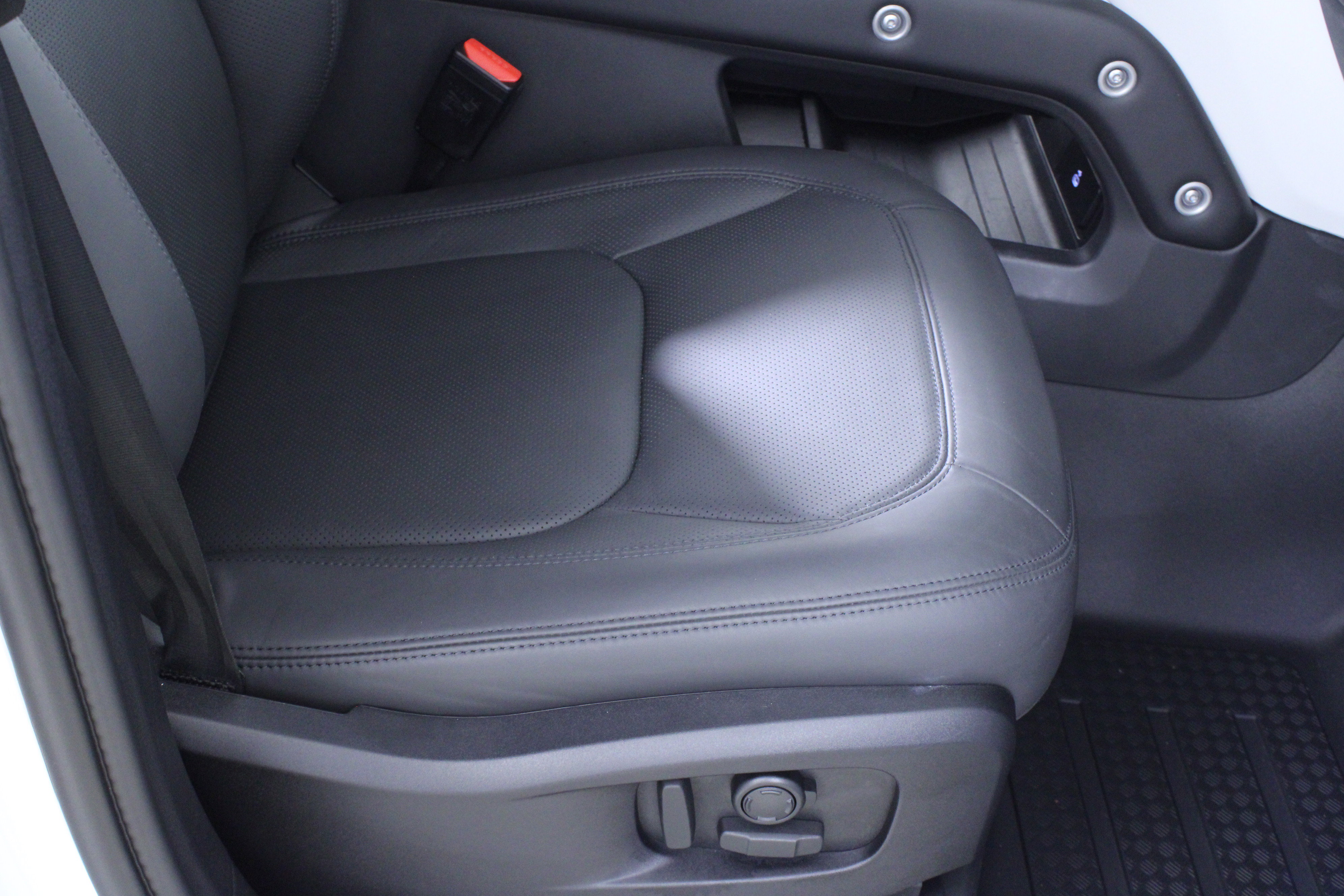 Used 2025 Land Rover Defender 110 S image 17