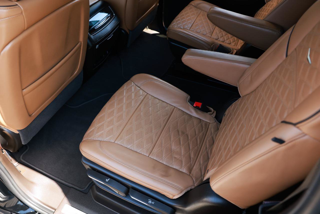 Used 2024 Cadillac Escalade ESV Premium Luxury AWD/4WD image 10