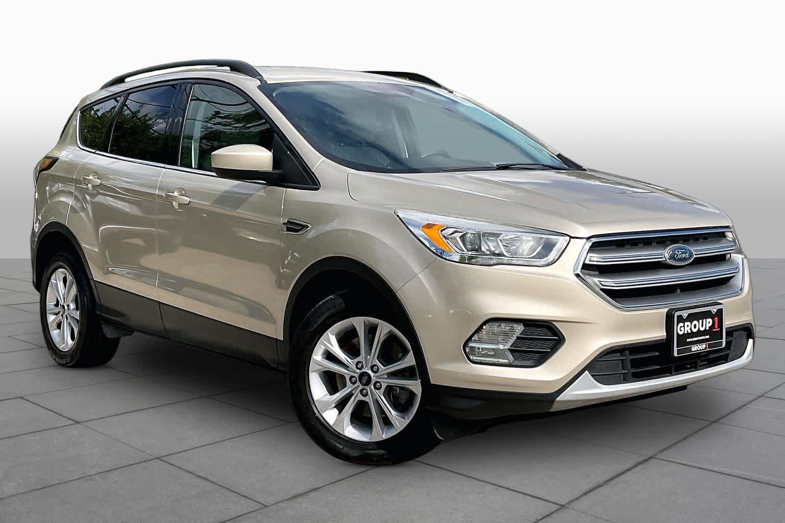 Used 2017 Ford Escape SE w/ Equipment Group 201A FWD image 3