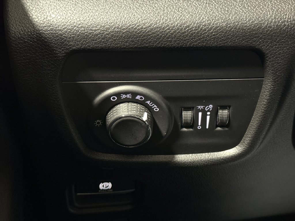 Used 2023 Jeep Grand Cherokee Laredo w/ Luxury Tech Group I AWD/4WD image 18