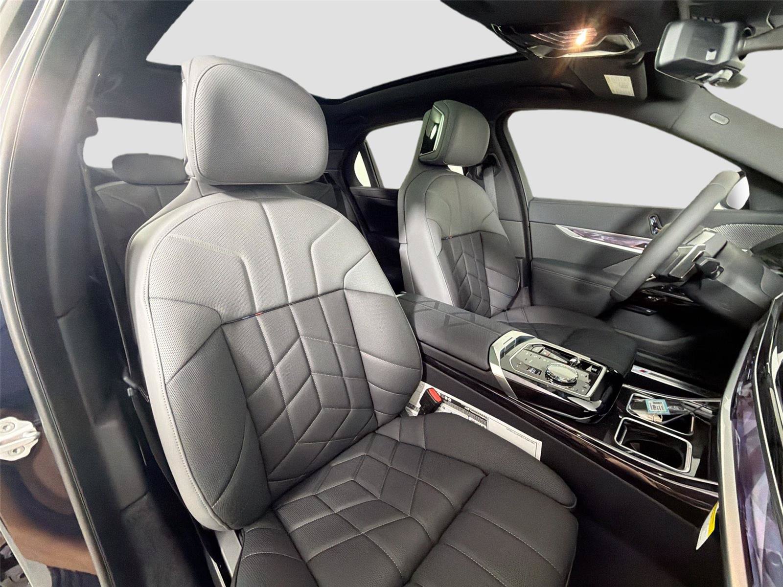 New 2026 BMW 750e xDrive w/ Premium Package AWD/4WD image 25