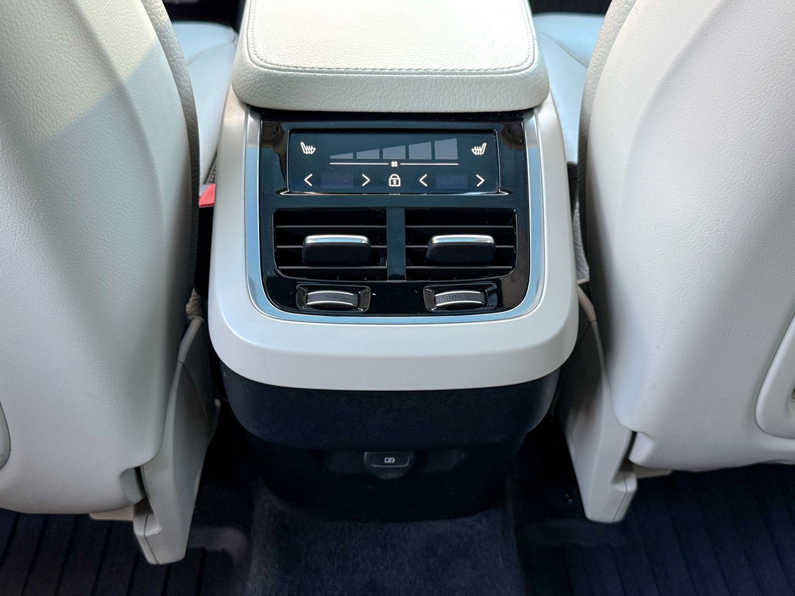 Used 2022 Volvo XC90 T5 Momentum w/ Climate Package image 22