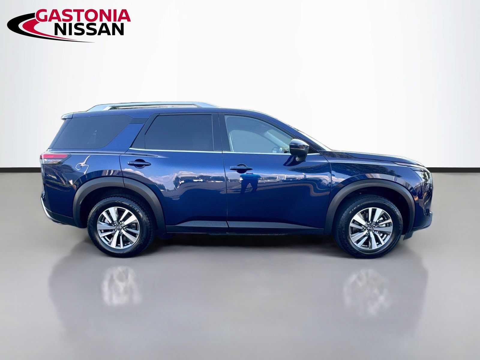 Used 2025 Nissan Pathfinder SL FWD image 10