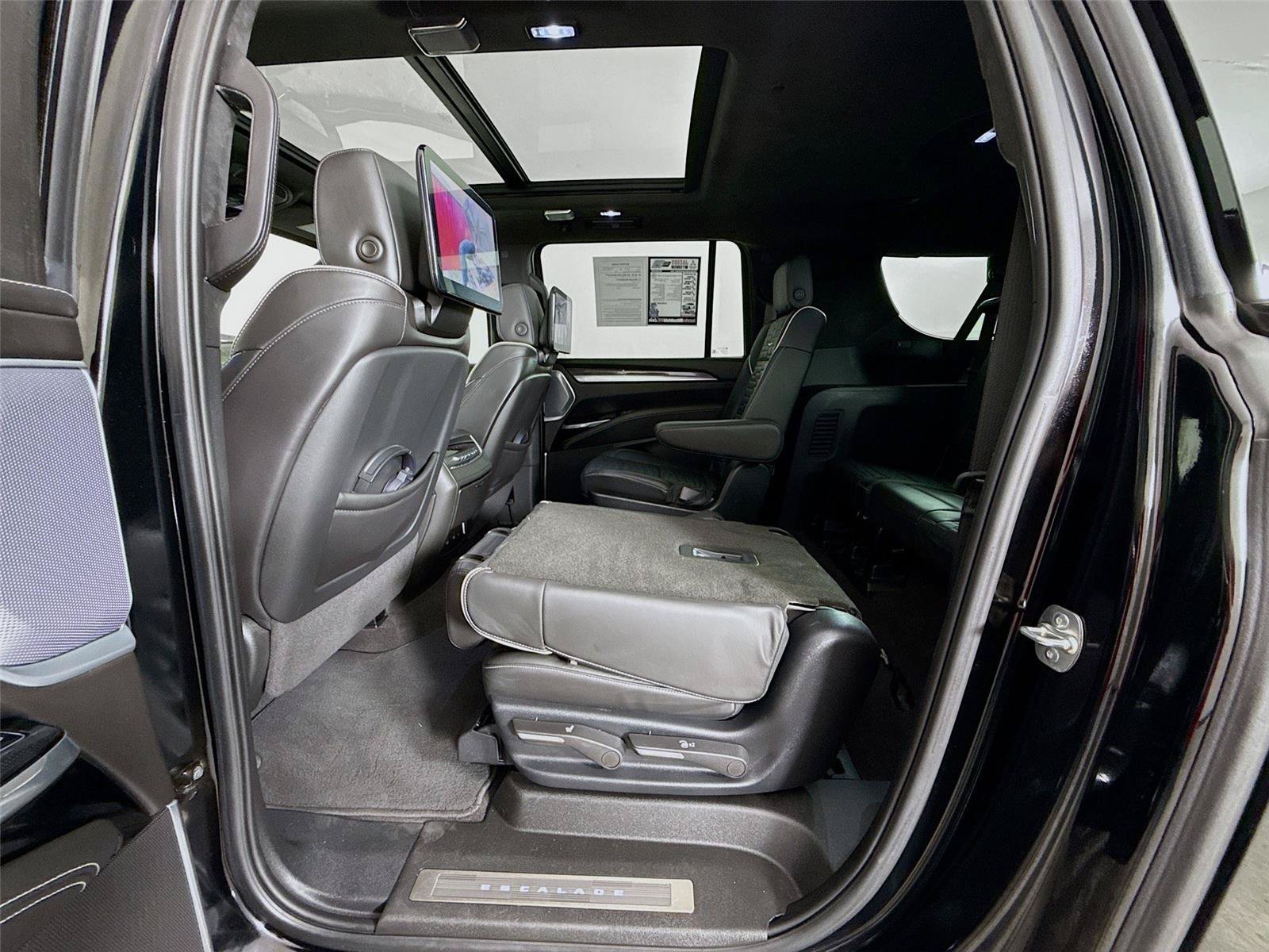 Used 2025 Cadillac Escalade ESV V AWD/4WD image 26