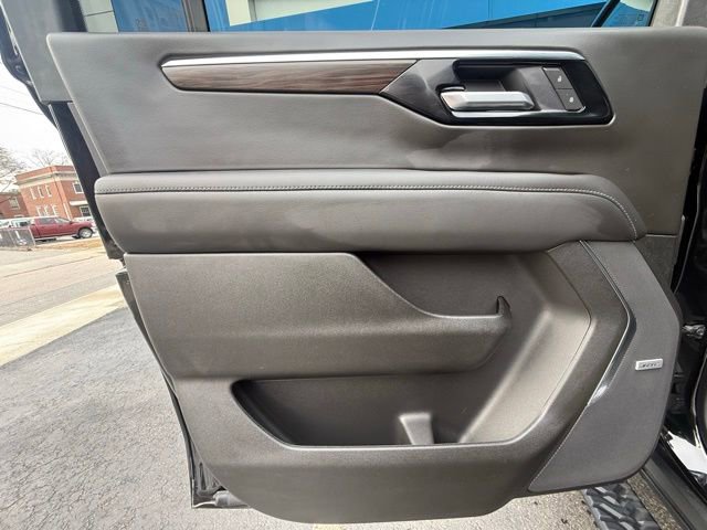 Used 2025 Chevrolet Suburban Z71 w/ Comfort Package image 15