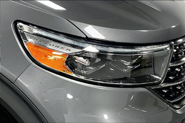 Used 2021 Ford Explorer XLT w/ Equipment Group 202A AWD/4WD image 29