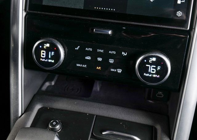 Used 2025 Land Rover Discovery S image 13