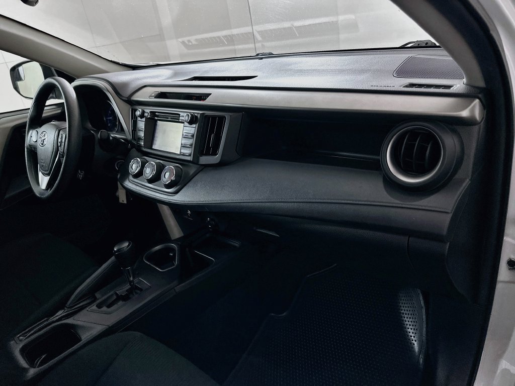 Used 2018 Toyota RAV4 LE FWD image 27