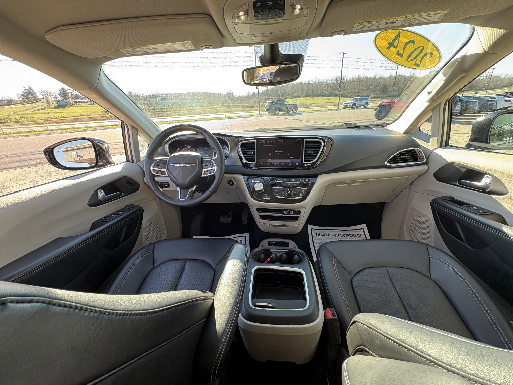 Used 2024 Chrysler Pacifica Touring-L image 21