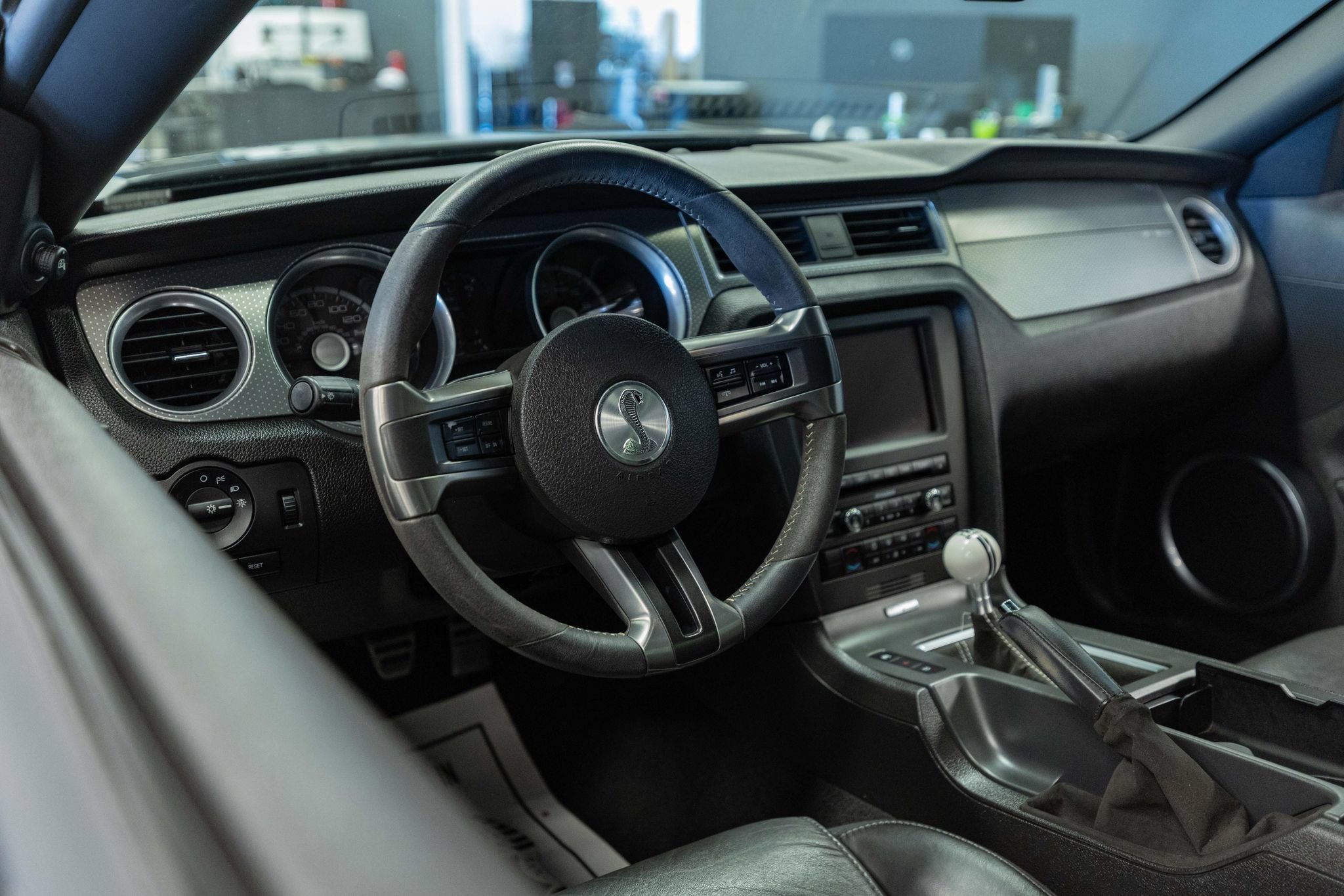 Used 2010 Ford Mustang Shelby GT500 RWD image 9