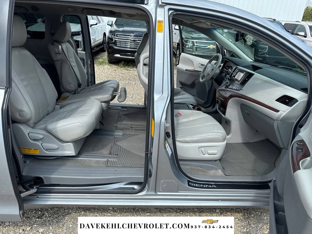 Used 2014 Toyota Sienna XLE w/ Entertainment Package FWD image 25