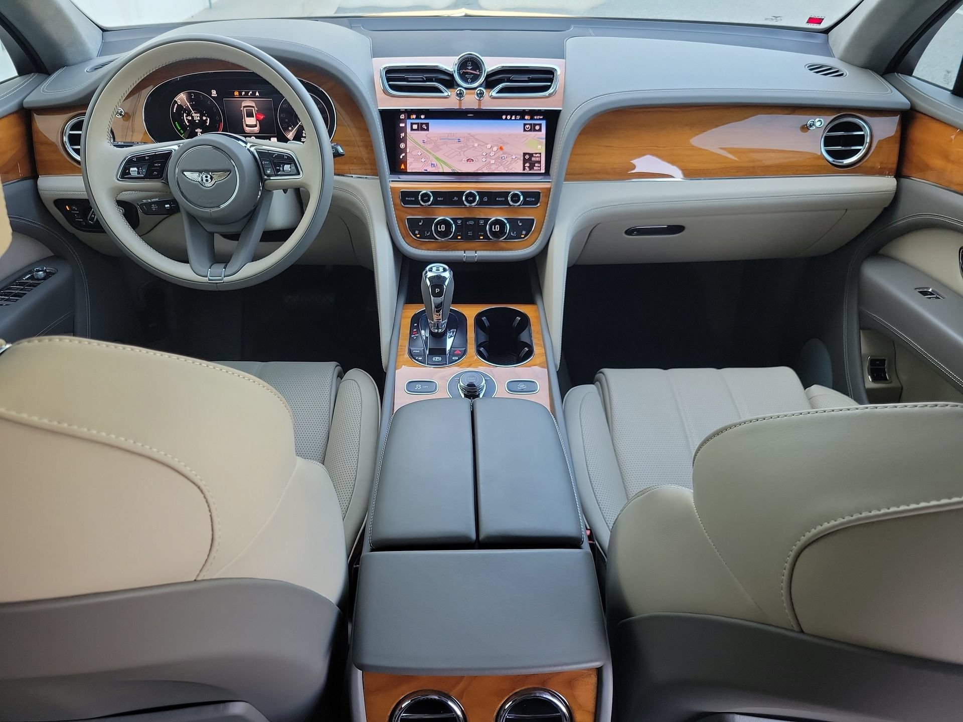 Certified 2023 Bentley Bentayga Plug-In Hybrid AWD/4WD image 4