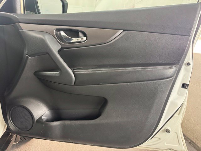 Used 2016 Nissan Rogue SV w/ SV Family Package AWD/4WD image 32