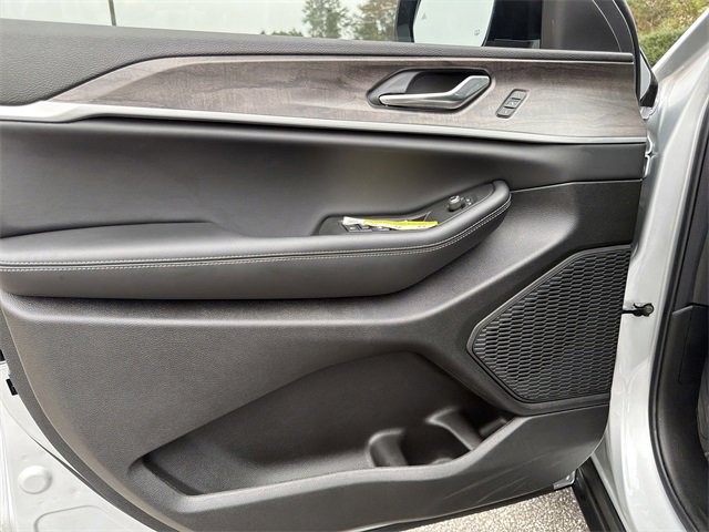 New 2025 Jeep Grand Cherokee L Limited image 10