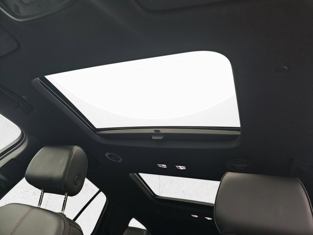 Used 2023 Chevrolet Traverse RS image 33