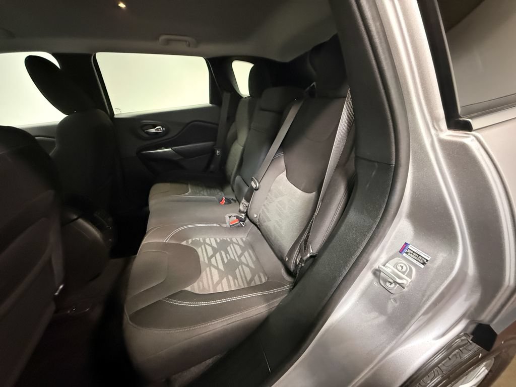 Used 2019 Jeep Cherokee Latitude w/ Comfort & Convenience Group AWD/4WD image 8