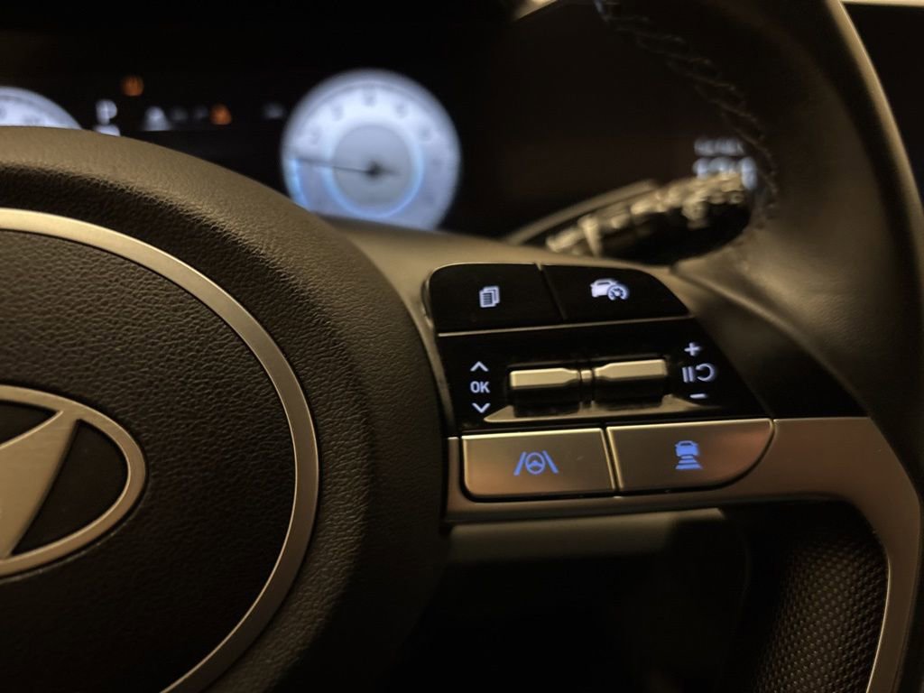 Used 2025 Hyundai Elantra Limited image 18