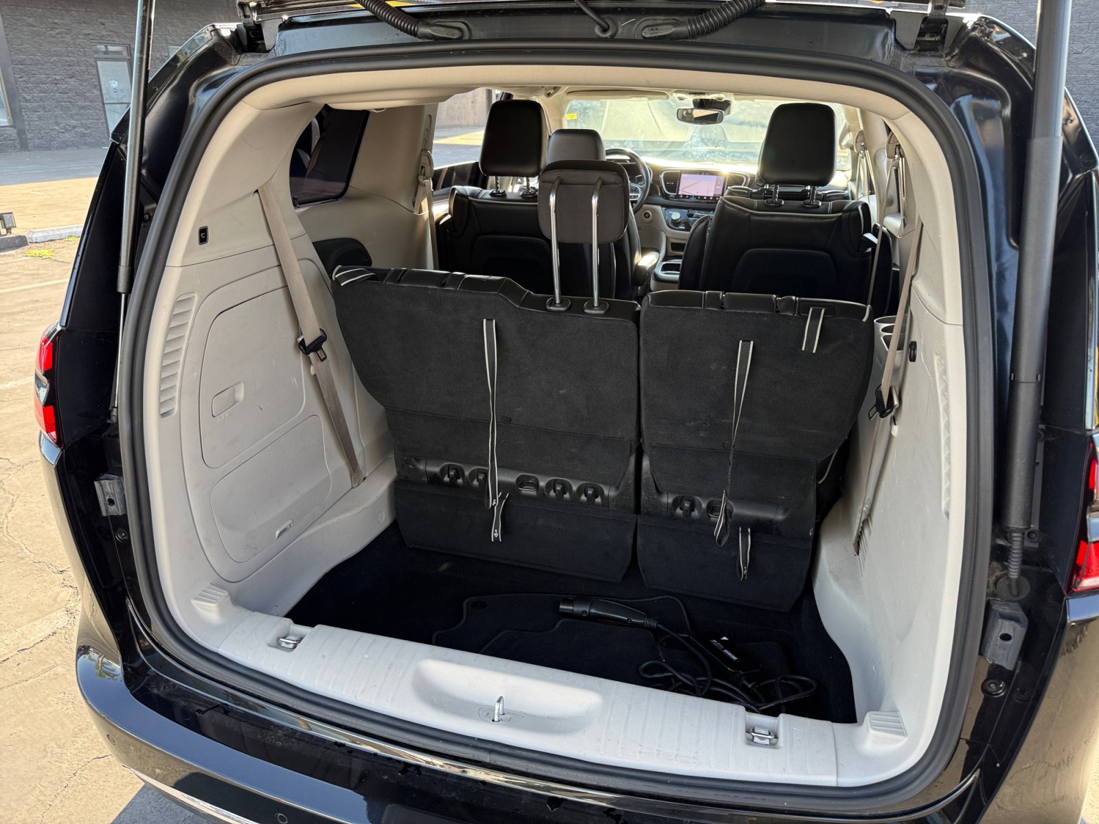 Used 2022 Chrysler Pacifica Limited w/ Uconnect Theater Family Group FWD image 22