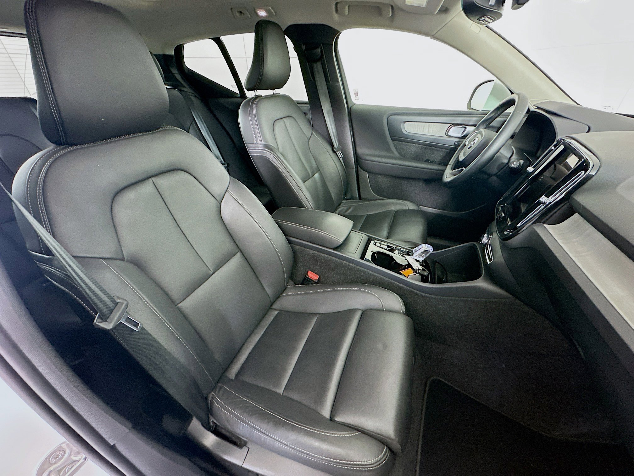 Used 2025 Volvo XC40 B5 Plus AWD/4WD image 32