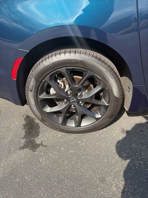 Used 2025 Chrysler Pacifica Limited image 32