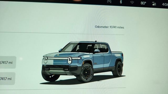 Used 2025 Rivian R1T Premium image 39