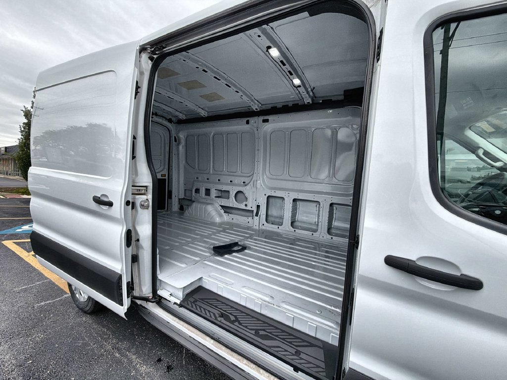 Used 2023 Ford E-Transit Medium Roof RWD image 27