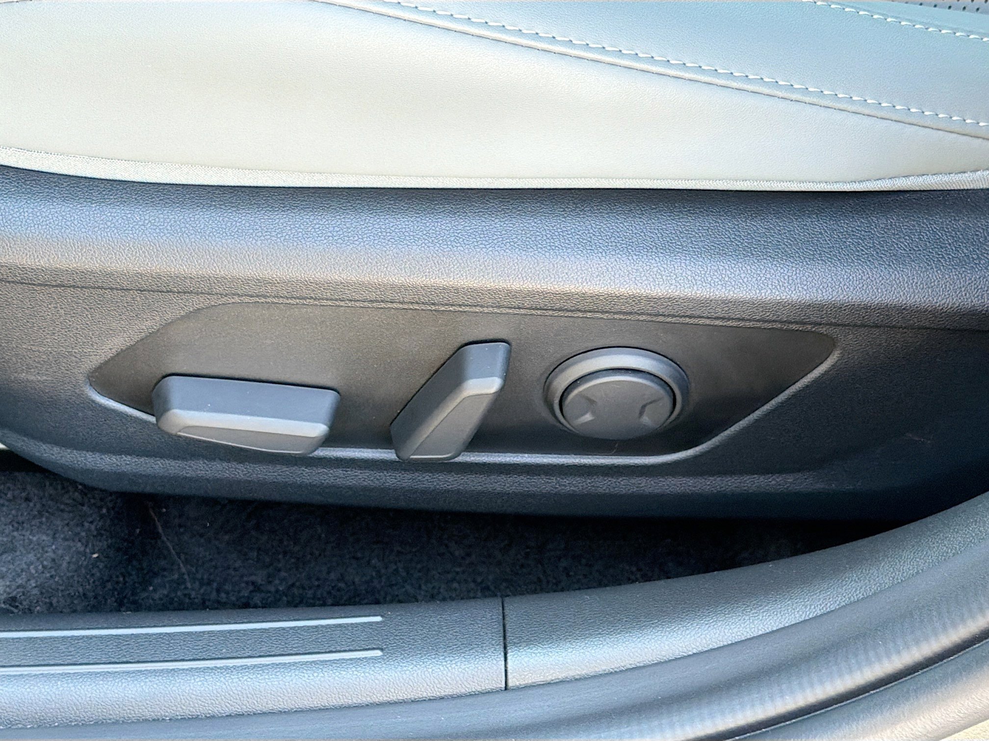 Used 2025 Hyundai Elantra Limited image 22