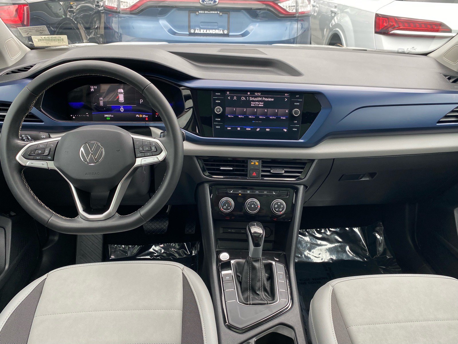 Used 2023 Volkswagen Taos SE w/ Panoramic Sunroof Package FWD image 9
