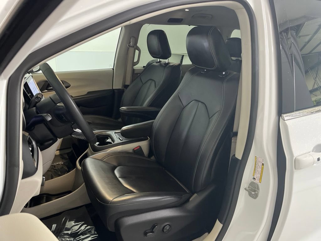 Used 2024 Chrysler Pacifica Touring-L FWD image 18