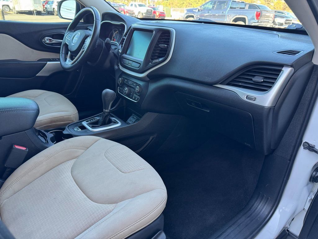 Used 2017 Jeep Cherokee Latitude w/ Comfort/Convenience Group image 25