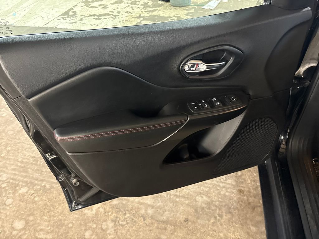 Used 2020 Jeep Cherokee Trailhawk w/ Cold Weather Group AWD/4WD image 15