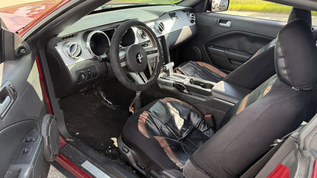 Used 2007 Ford Mustang Convertible RWD image 2