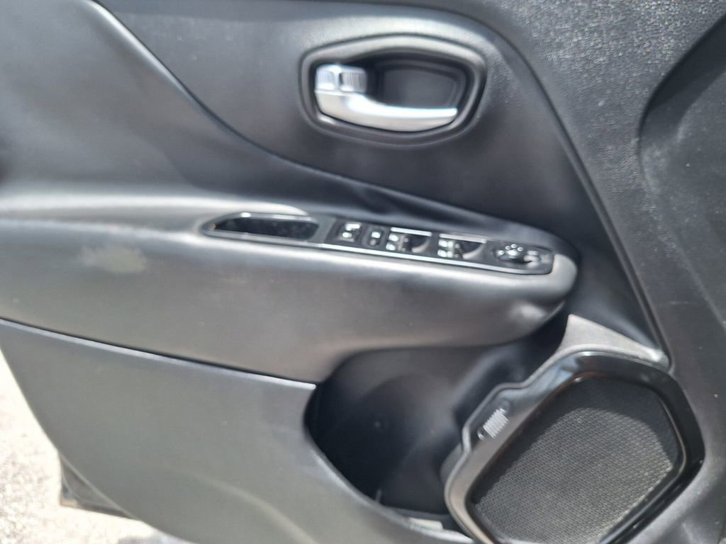 Used 2019 Jeep Renegade Altitude w/ Quick Order Package 2XM FWD image 21