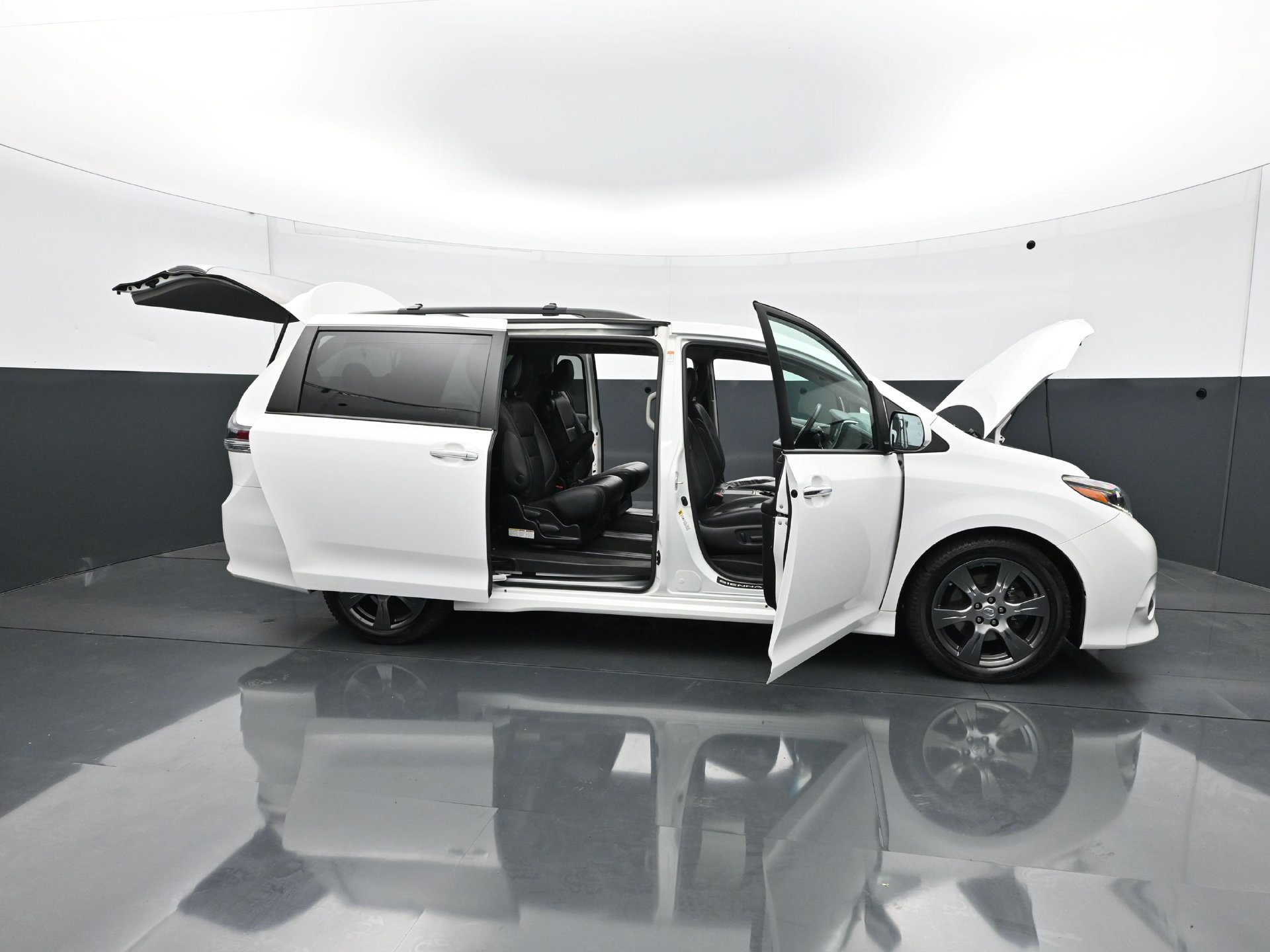 Used 2017 Toyota Sienna SE w/ SE Preferred Package FWD image 38