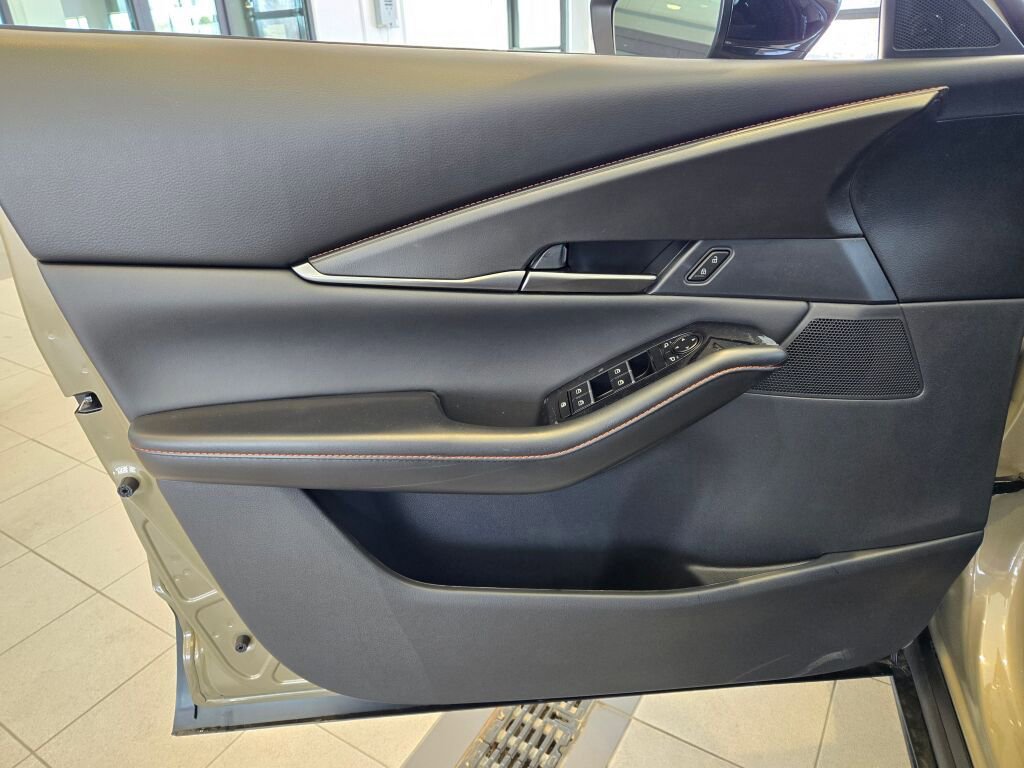 New 2025 MAZDA CX-30 Carbon image 19
