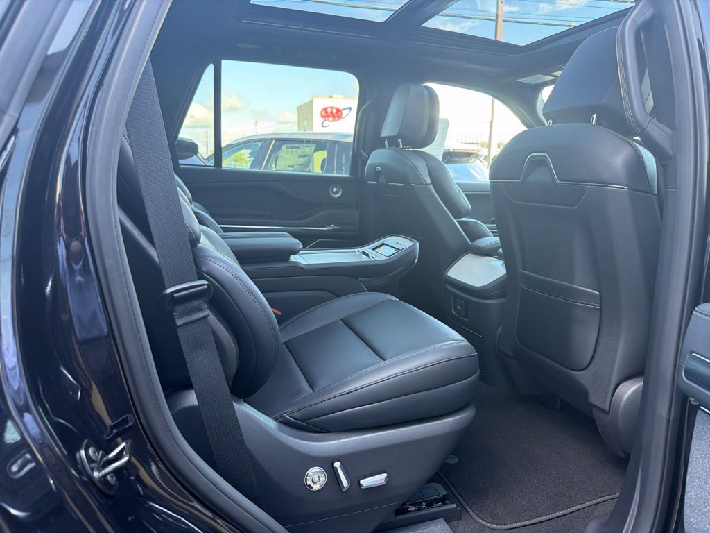 New 2027 Lincoln Navigator Reserve w/ Jet Appearance Package AWD/4WD image 10
