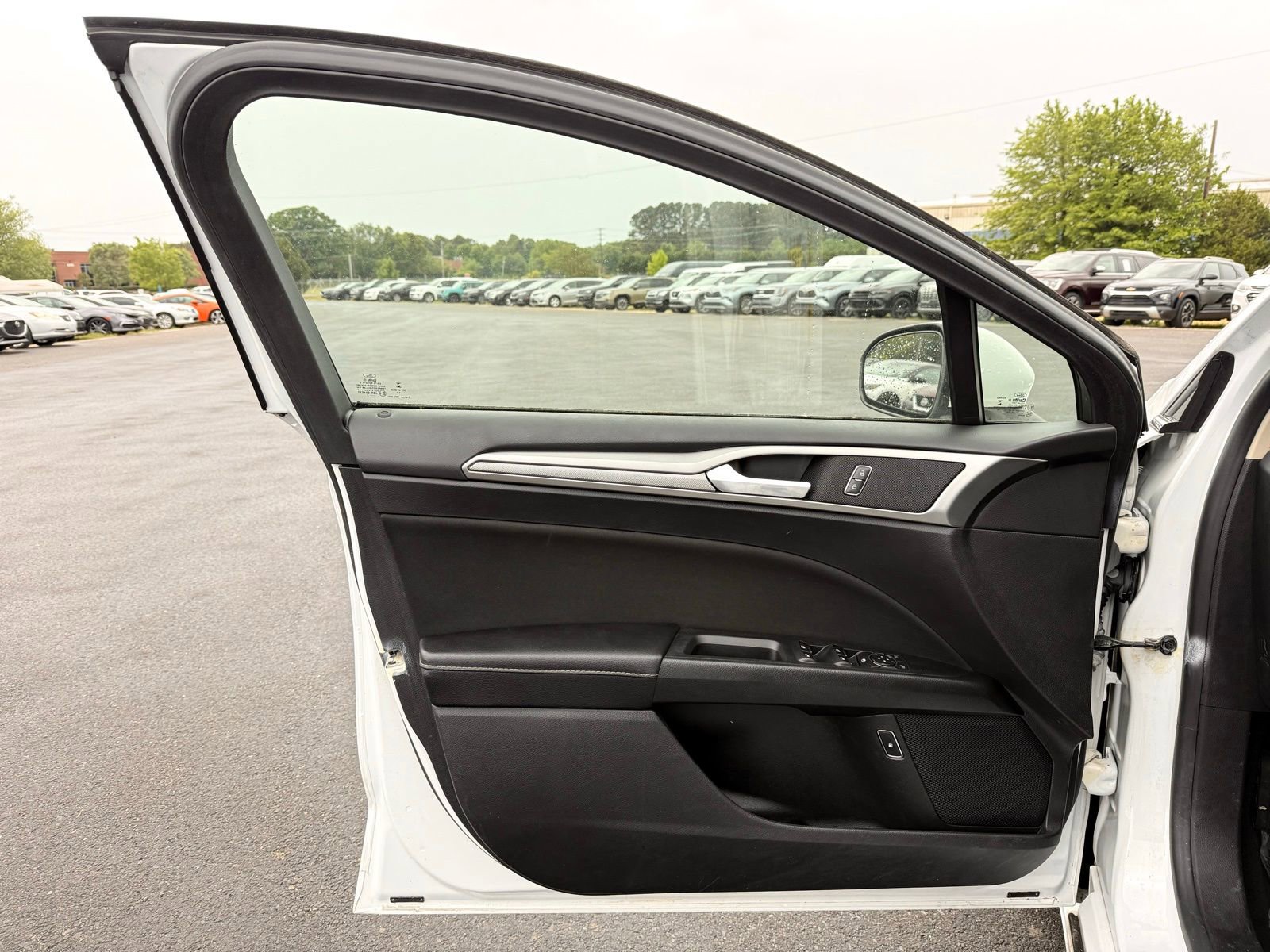 Used 2019 Ford Fusion SE FWD image 11