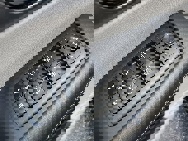 Used 2024 Chrysler Pacifica Select image 15