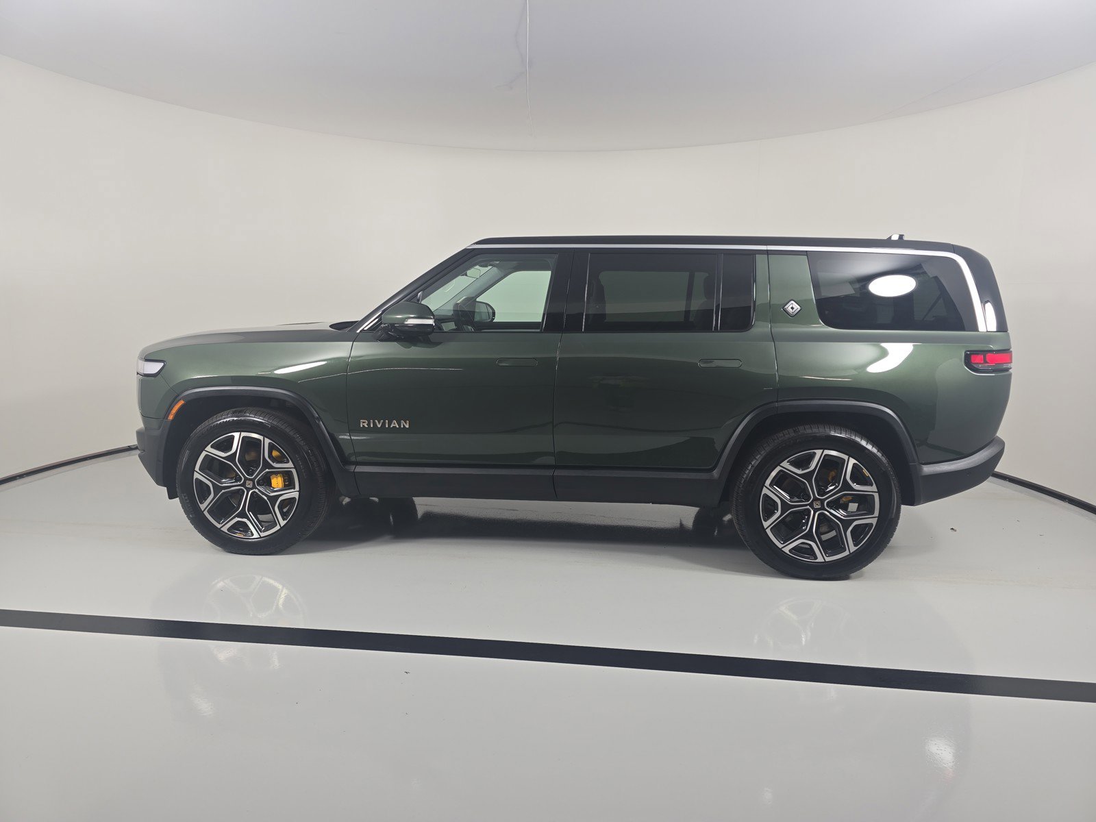 Used 2024 Rivian R1S Adventure AWD/4WD image 2