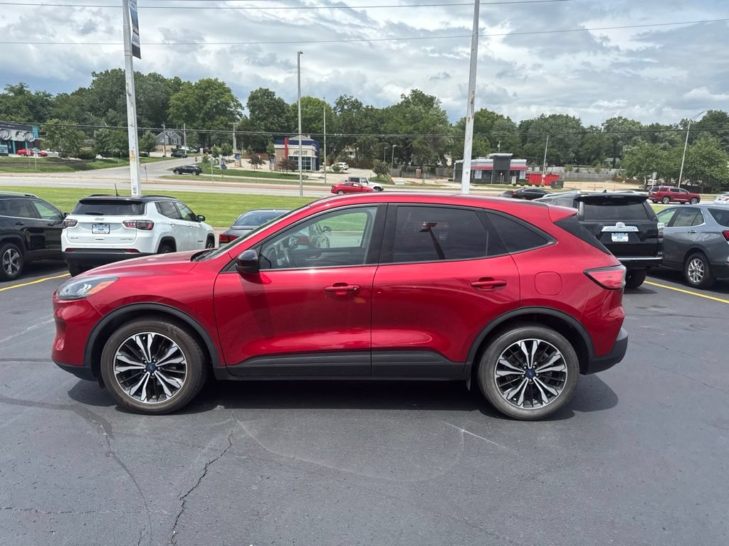 Used 2022 Ford Escape SE w/ SE Sport Appearance Package FWD image 2