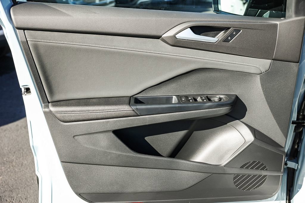 New 2026 Volkswagen Taos SE image 32