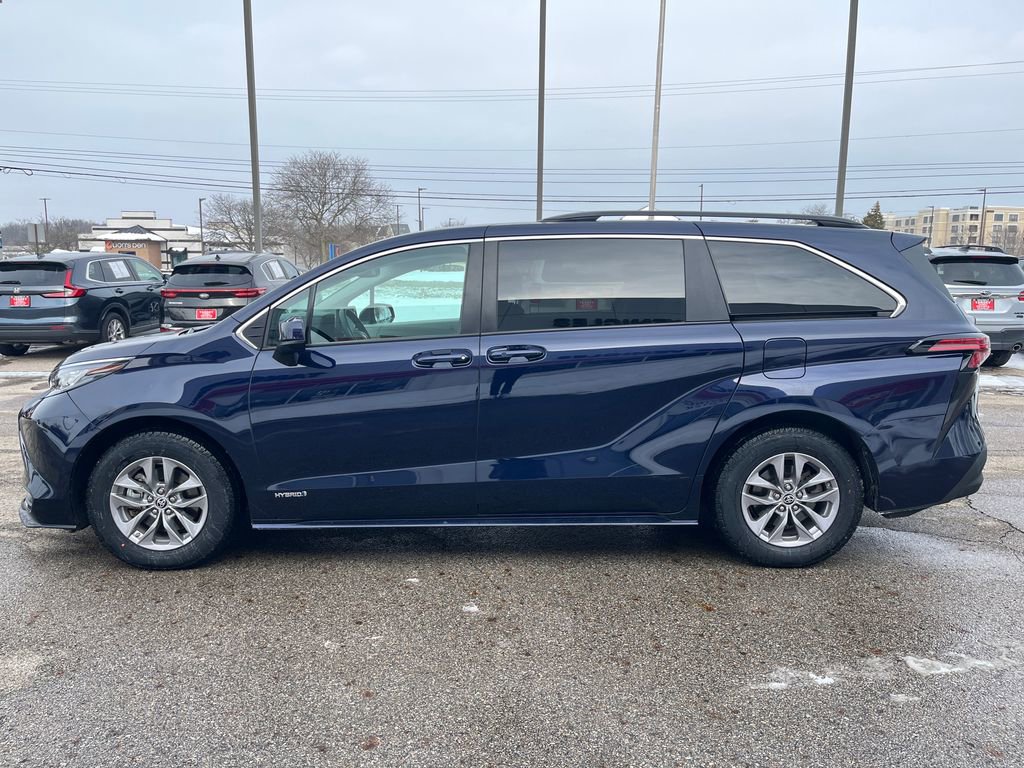 Certified 2021 Toyota Sienna LE image 2