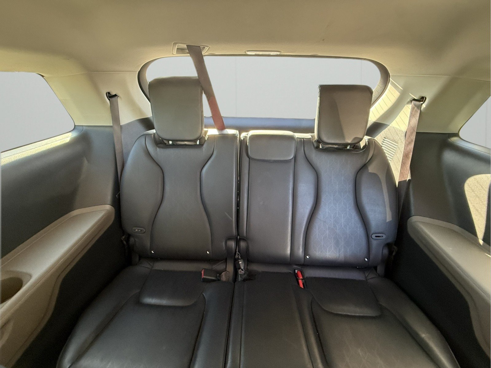 Used 2025 Kia Carnival FWD image 28