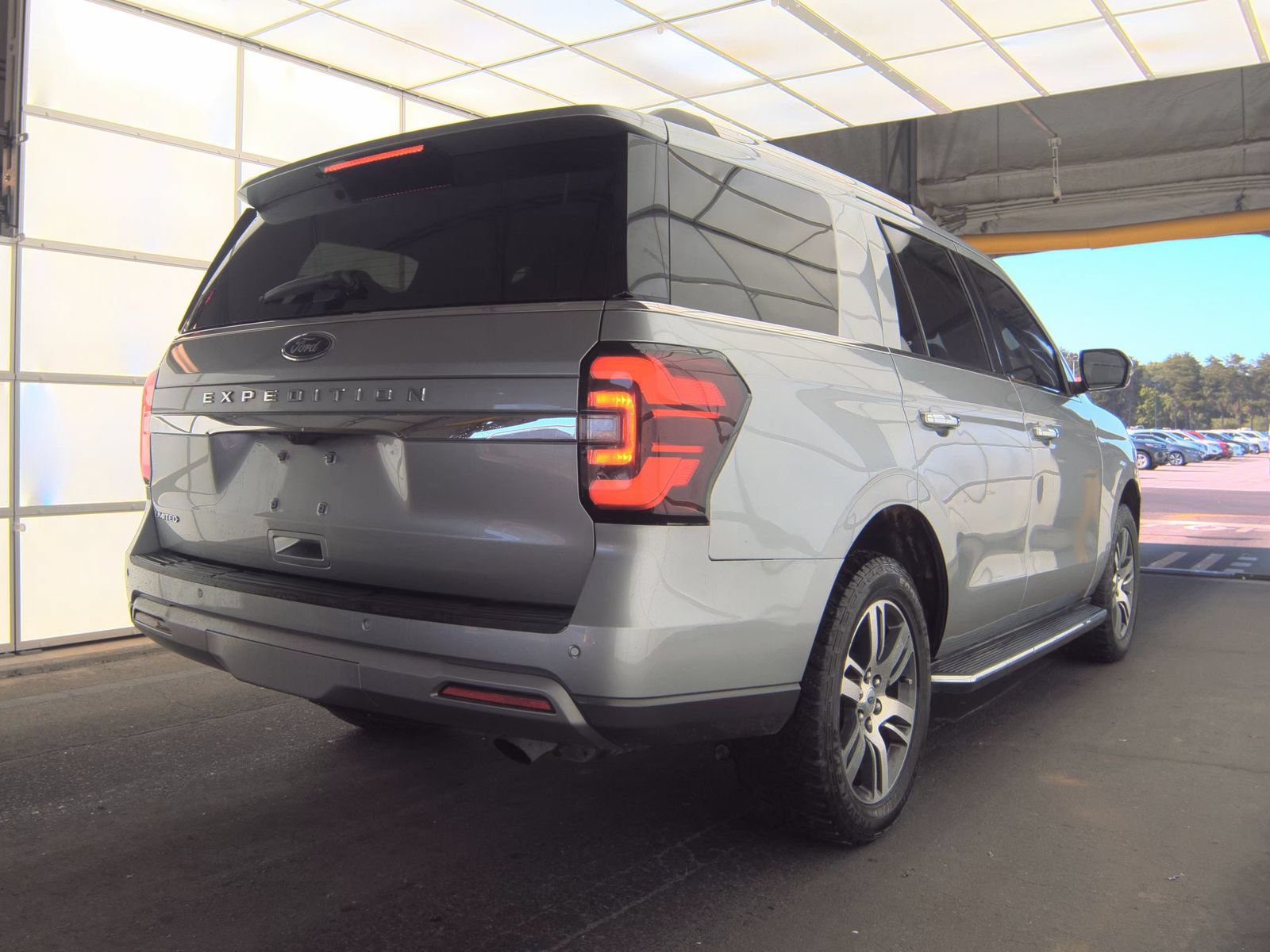 Used 2022 Ford Expedition Limited AWD/4WD image 4
