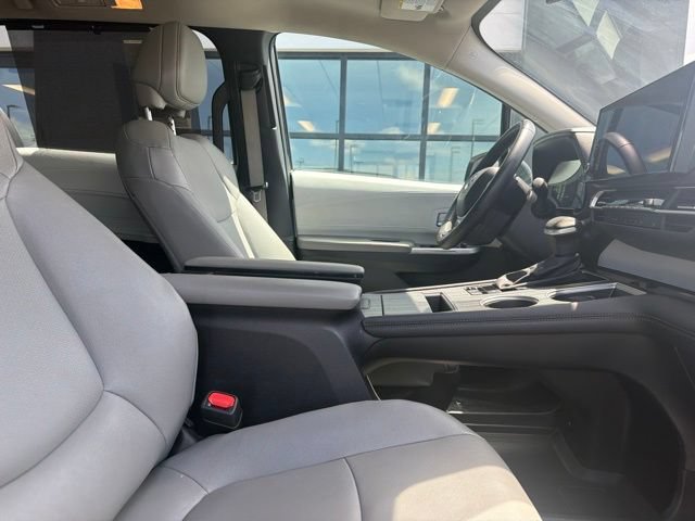 Used 2025 Toyota Sienna XLE FWD image 11