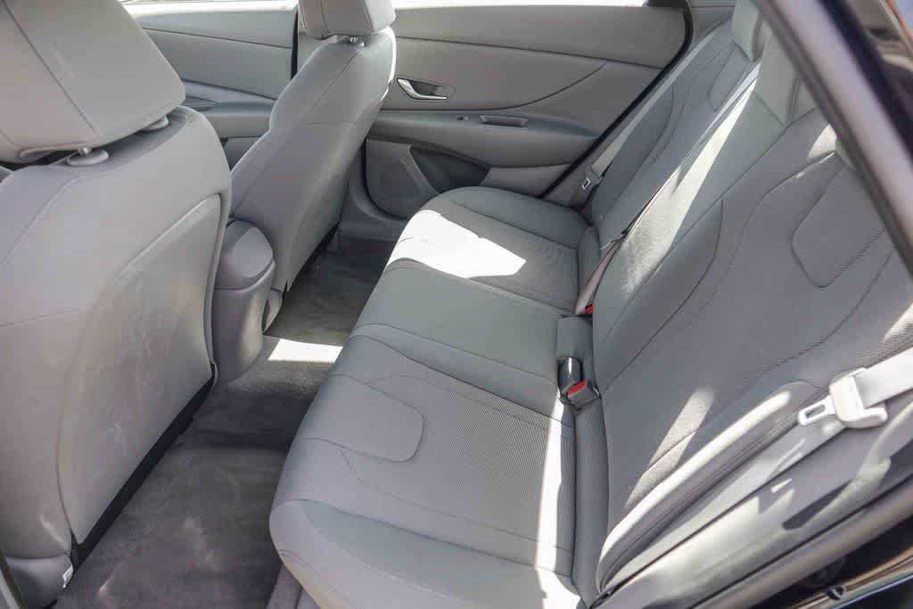 Used 2022 Hyundai Elantra SE w/ Cargo Package FWD image 17
