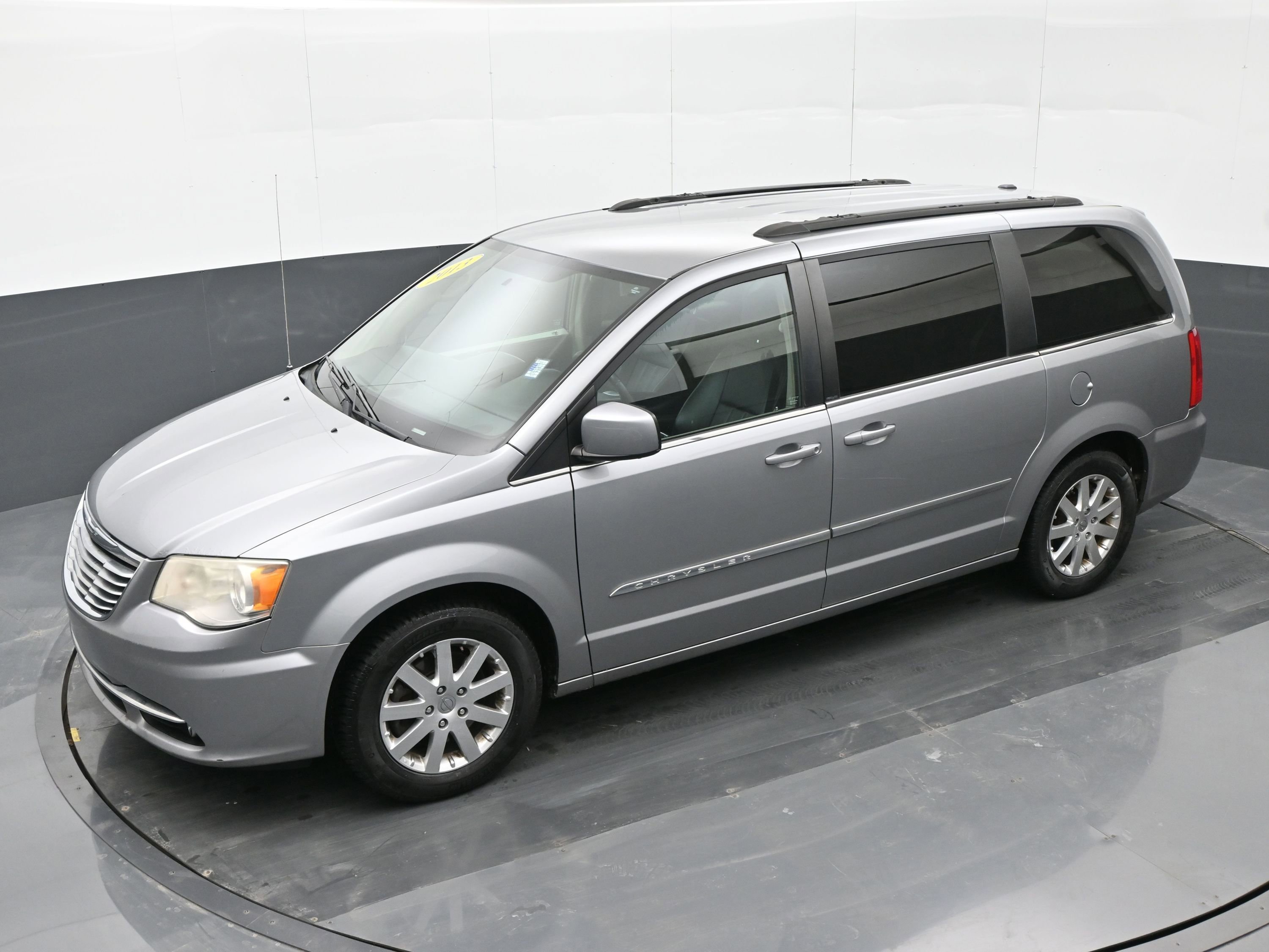 Used 2013 Chrysler Town & Country Touring image 32