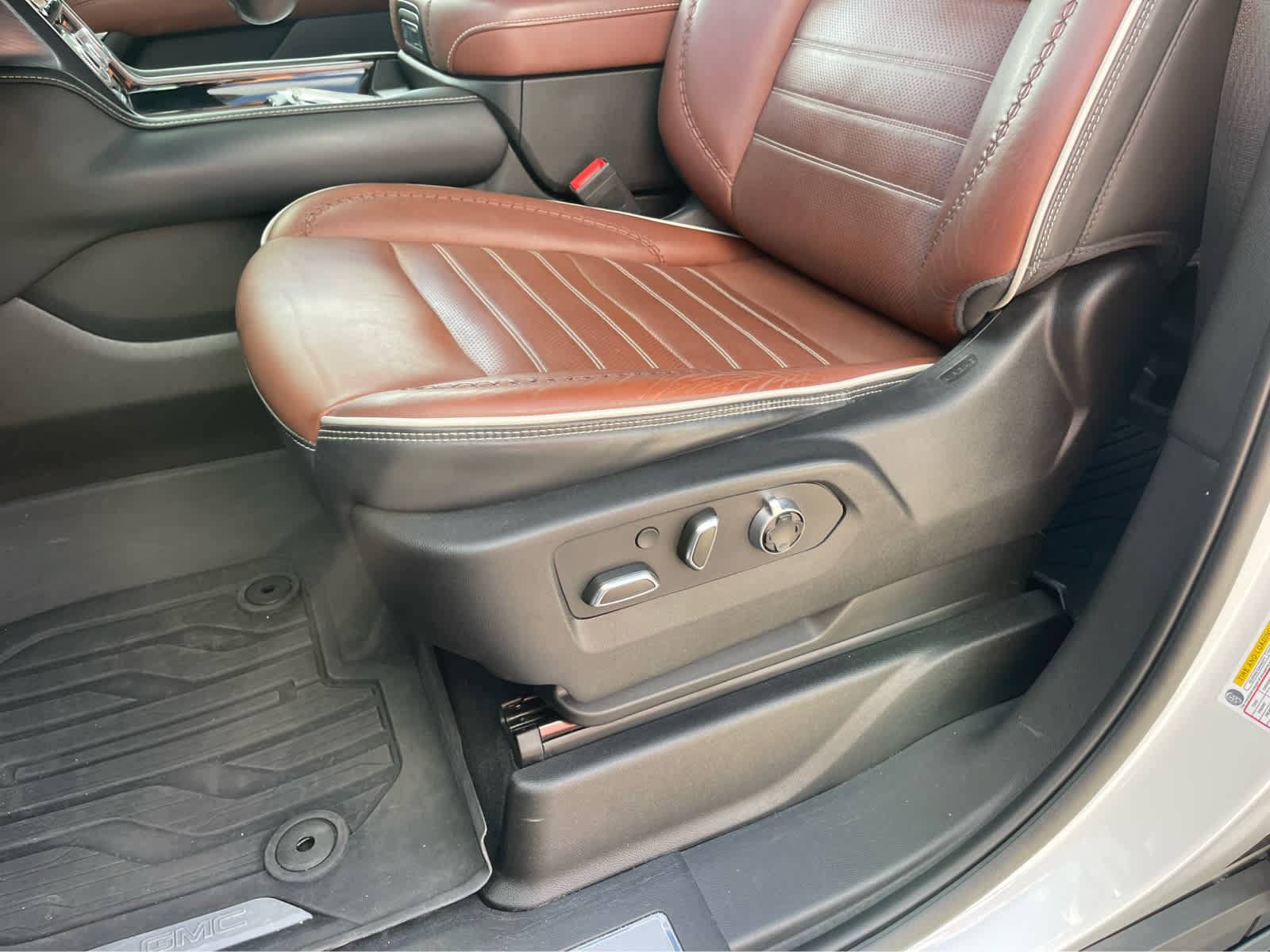 Used 2023 GMC Yukon XL Denali Ultimate AWD/4WD image 13