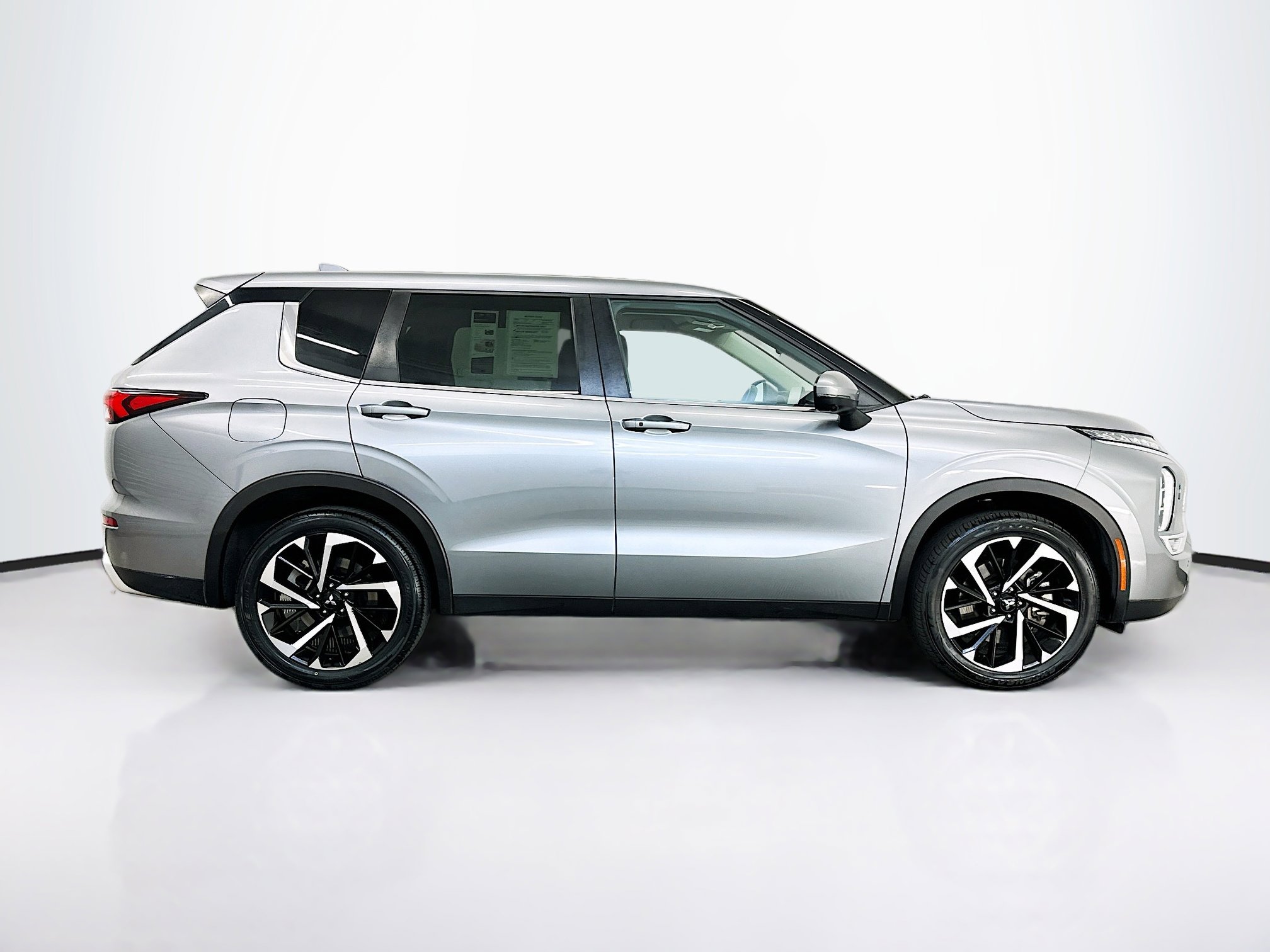 Used 2024 Mitsubishi Outlander SE image 10