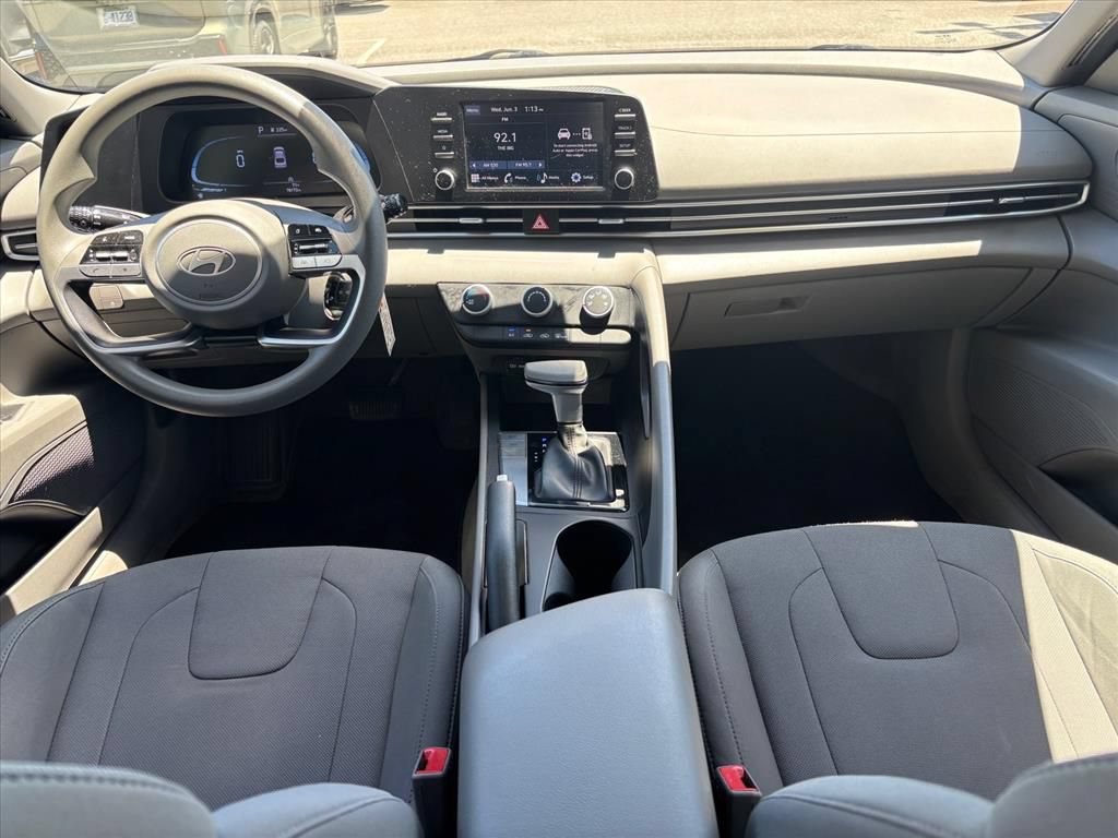 Used 2024 Hyundai Elantra SE FWD image 4